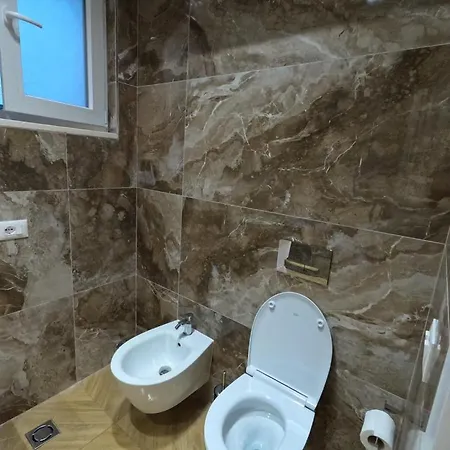 1985 Villa Tirana
